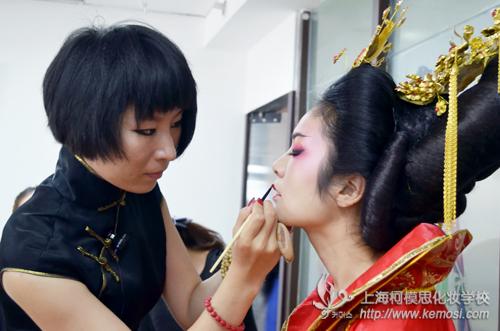 柯模思化妆学校为韩国学子培训传统“唐妆”,绽放中韩友谊
